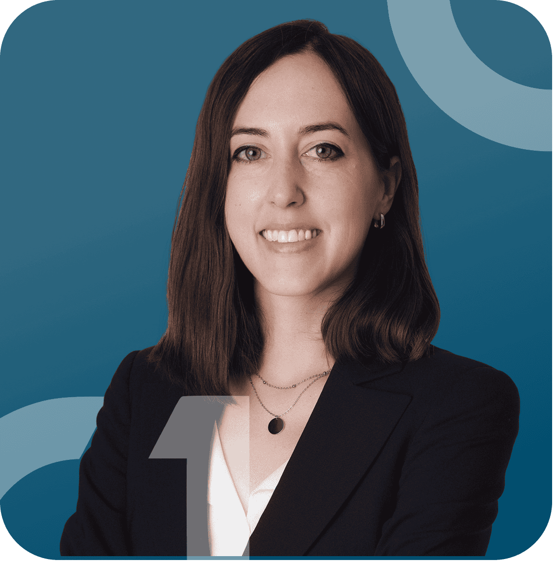 Porträt einer Frau mit braunen Haaren, dunklem Blazer und weißem Hemd vor blauem Hintergrund.