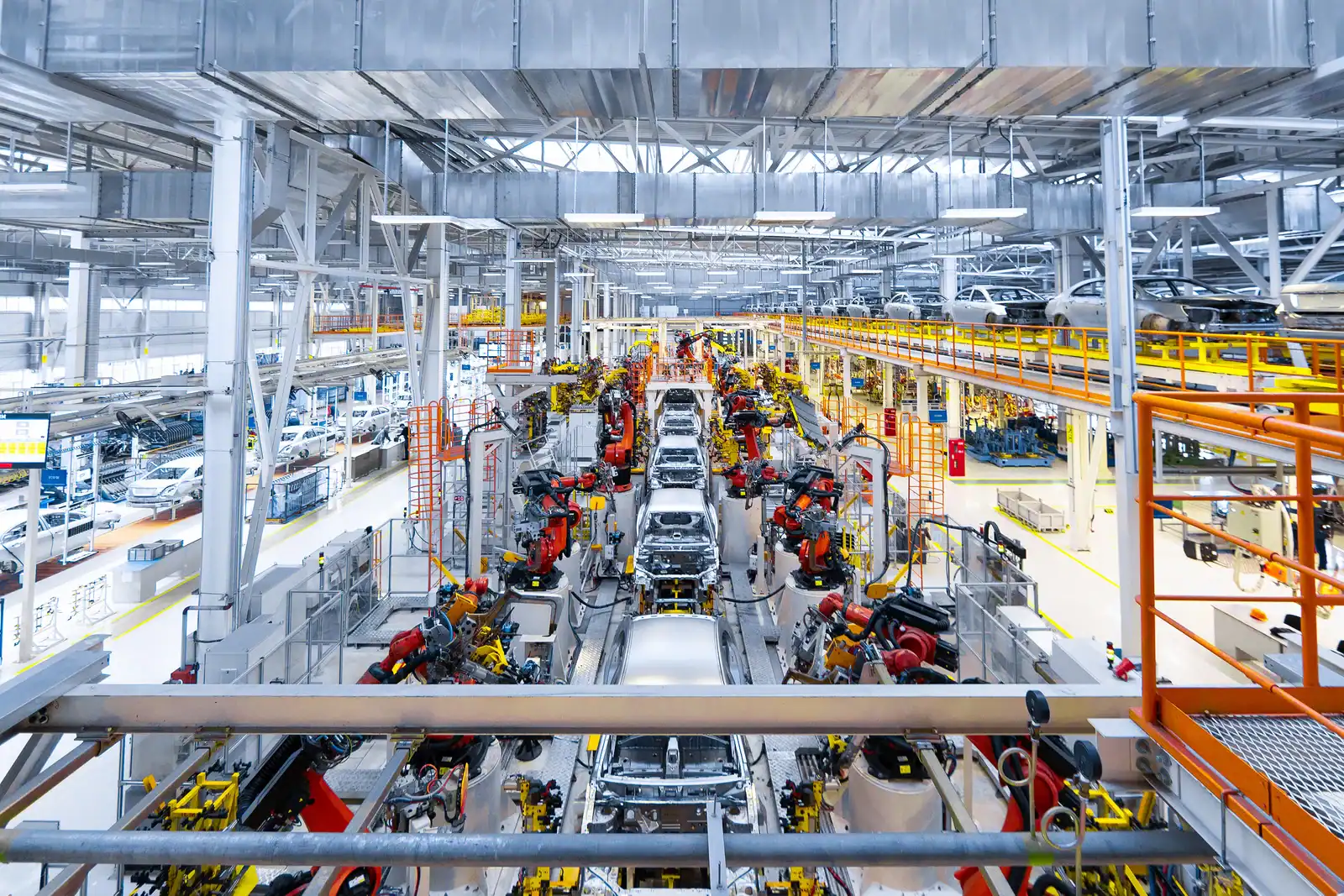 Roboter montieren Fahrzeuge auf einer automatisierten Produktionslinie.