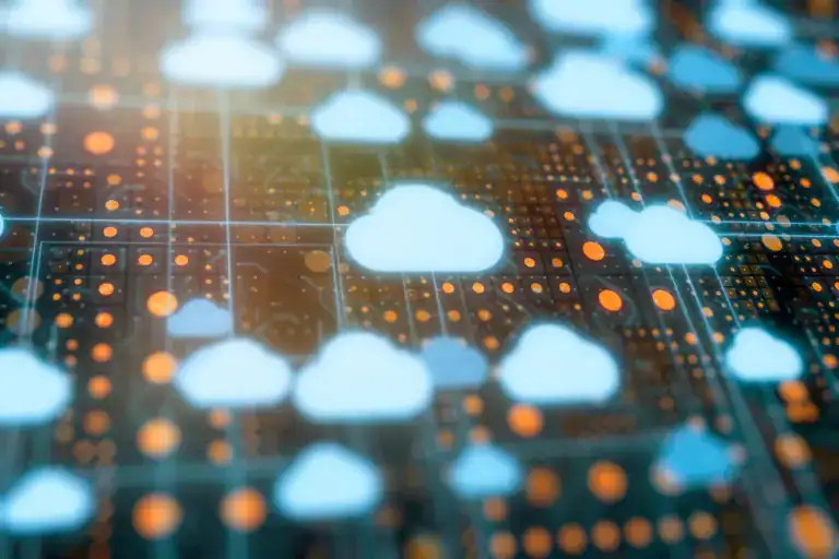 Cloud-Server und Datenpunkte auf einer digitalen Leiterplatte.