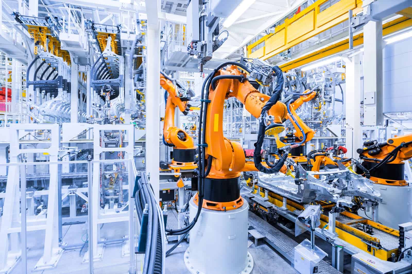 Automatisierte Roboterarme in einer modernen Produktionshalle.