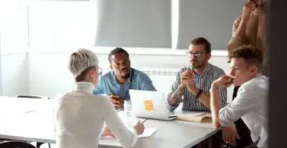 Teammeeting bei mybits.de im Büro, junge Fachkräfte im Gespräch.