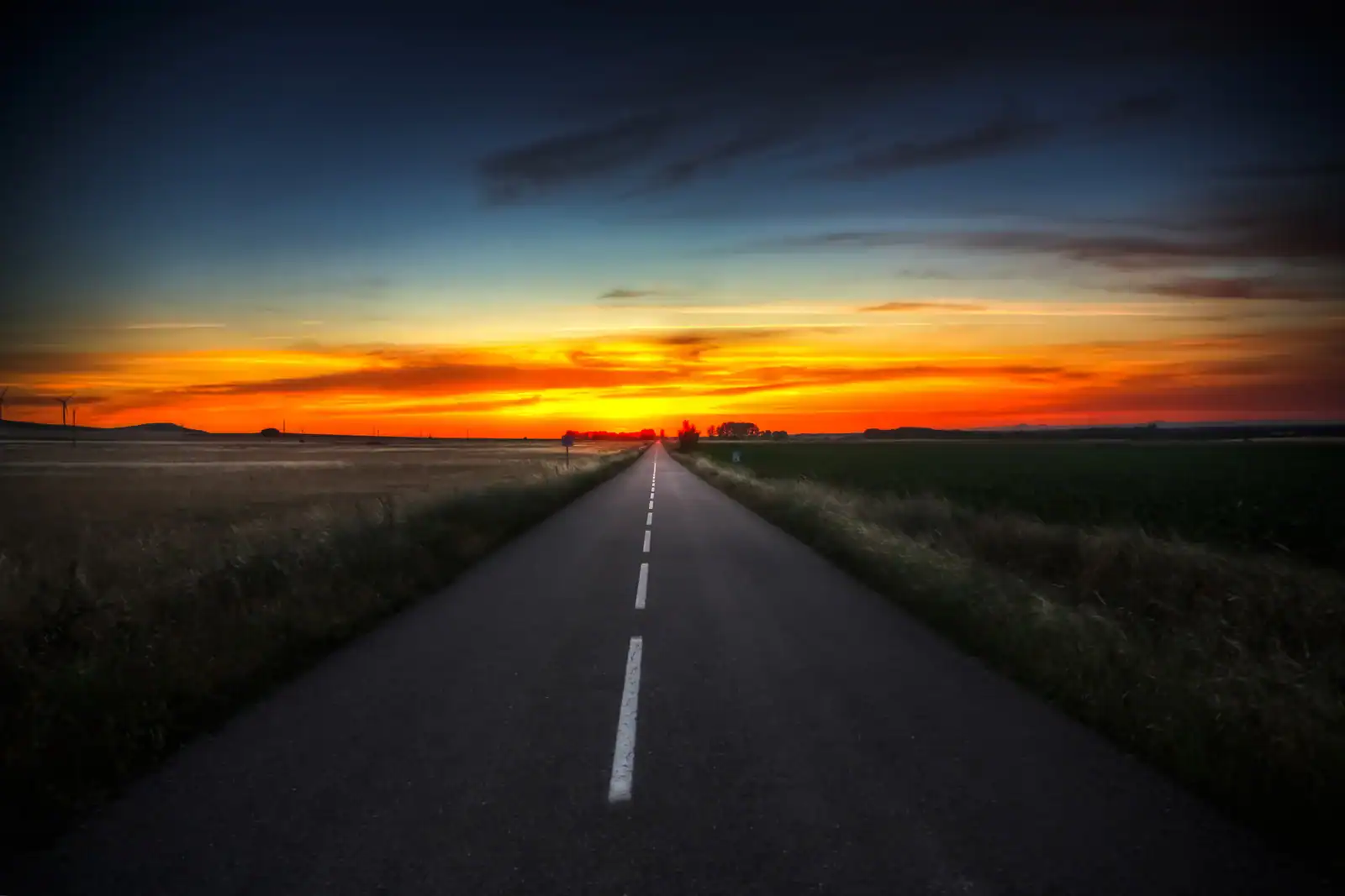 Straßenweg bei Sonnenuntergang, offene Landstraße mit Sonnenuntergangshimmel.