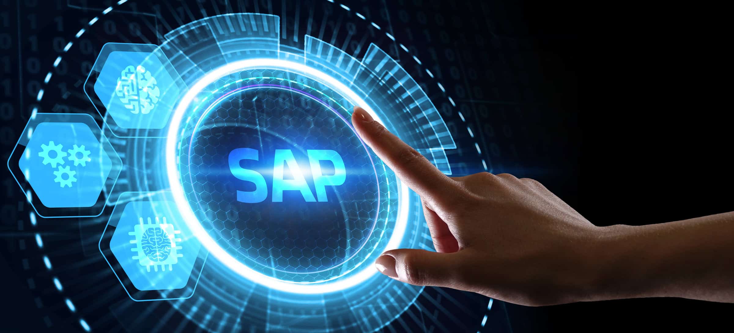 Hand tippt auf ein digitales SAP-Logo mit technischen Symbolen.